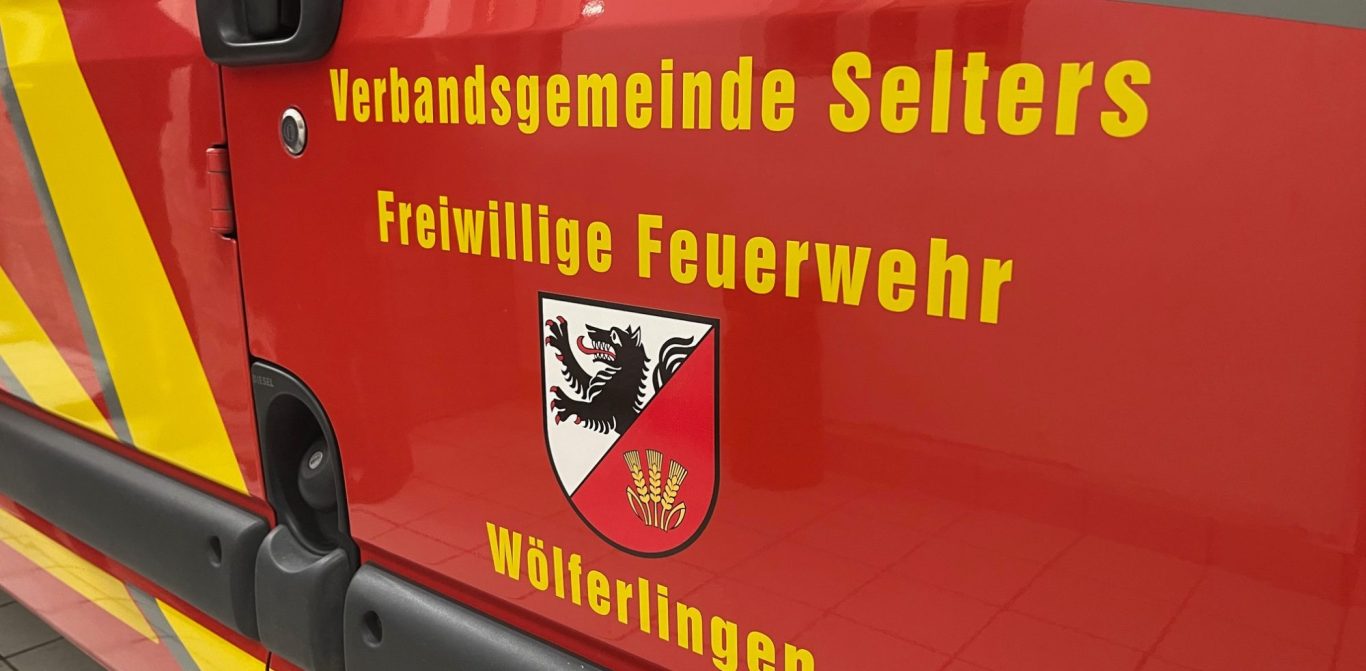 Feuerwehrauto Wölferlingen Rotes Feuerwehrfahrzeug steht auf einem Waldweg, umgeben von Bäumen.